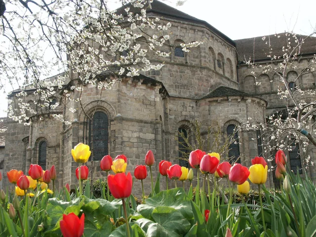 église abbatiale à file de coupole de Solignac