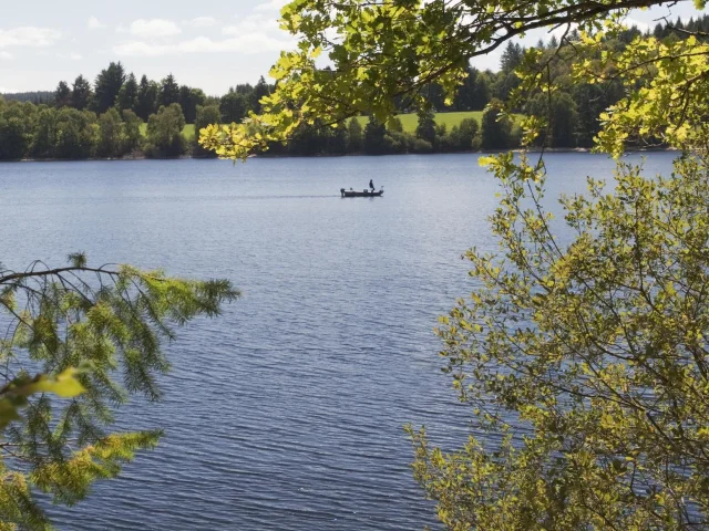 Pécheur au lac de Vassivière