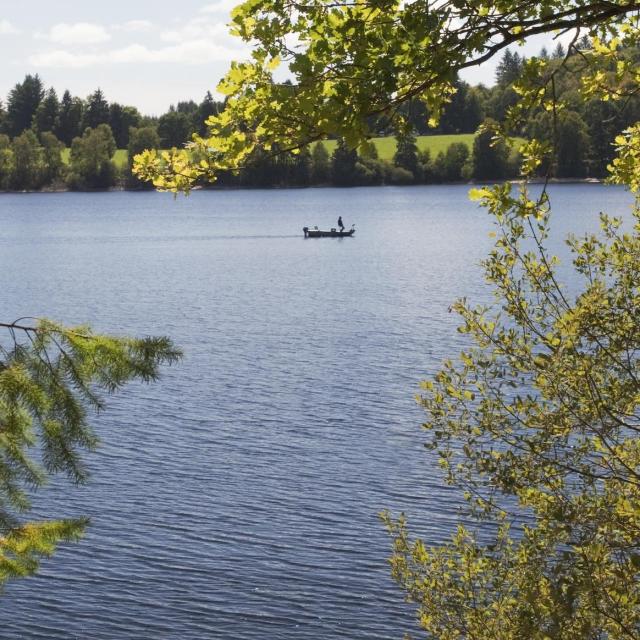 Pécheur au lac de Vassivière