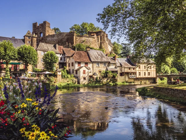 Ségur Le Château, Vue De L'auvézère Fleuri