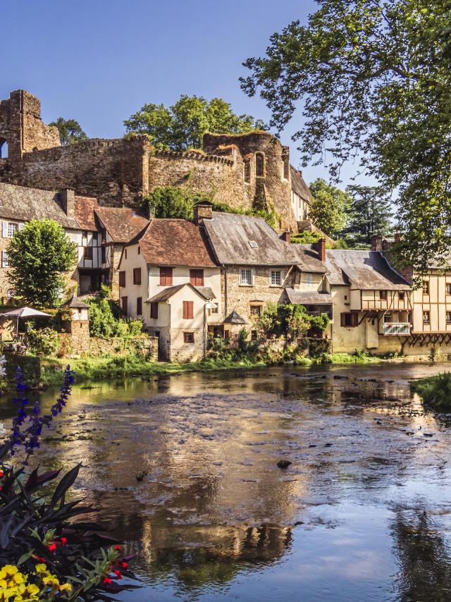 Ségur Le Château, Vue De L'auvézère Fleuri