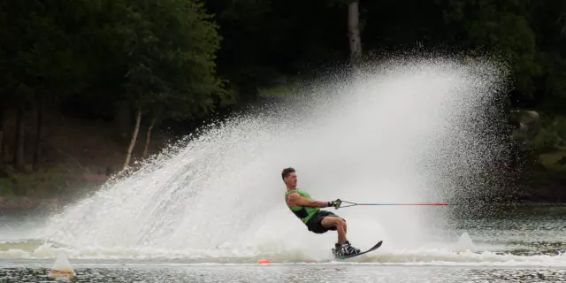 ski-nautique-Lac-de-St-Pardoux-S-Masse.jpg