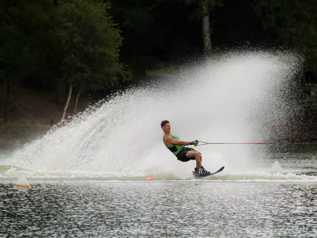 ski-nautique-Lac-de-St-Pardoux-S-Masse.jpg