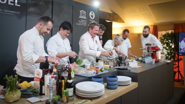 Gastronomie Francaise Toques Et Porcelaine