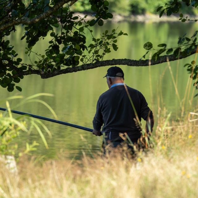 Pêcheur étang de la Pouge