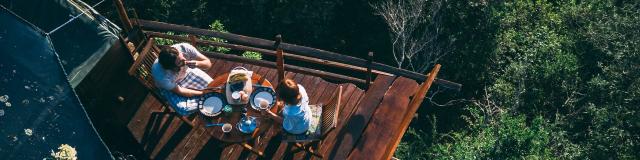 Couple Sur La Terrasse Dune Cabane Dans La Foret