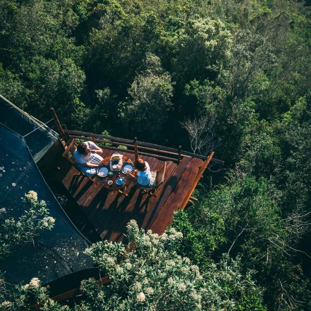 Couple Sur La Terrasse Dune Cabane Dans La Foret