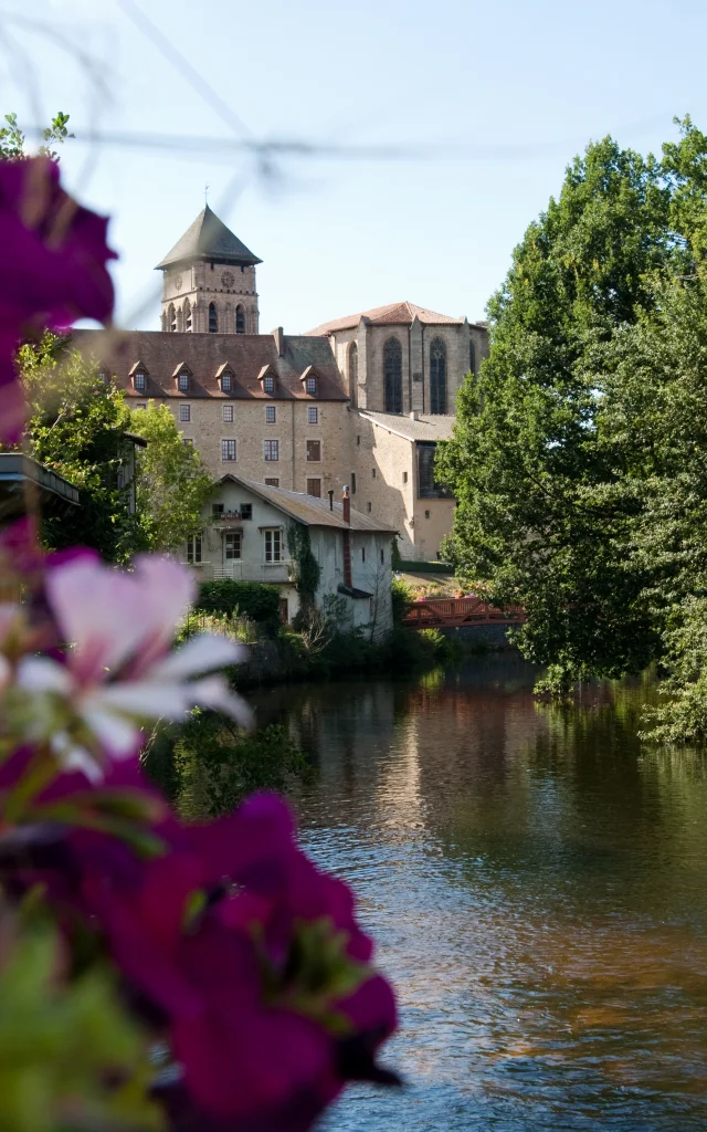 Vue sur la Vienne et la collégiale à Eymoutiers