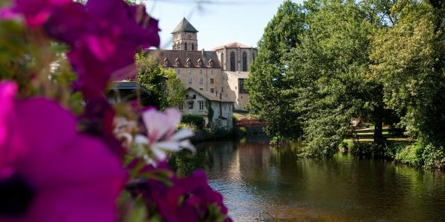 Vue sur la Vienne et la collégiale à Eymoutiers