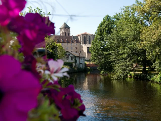 Vue sur la Vienne et la collégiale à Eymoutiers