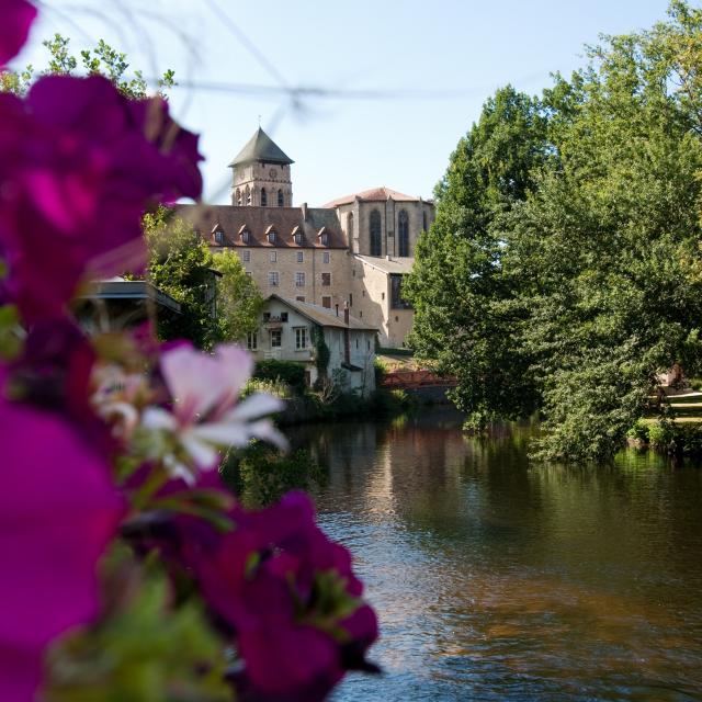 Vue sur la Vienne et la collégiale à Eymoutiers