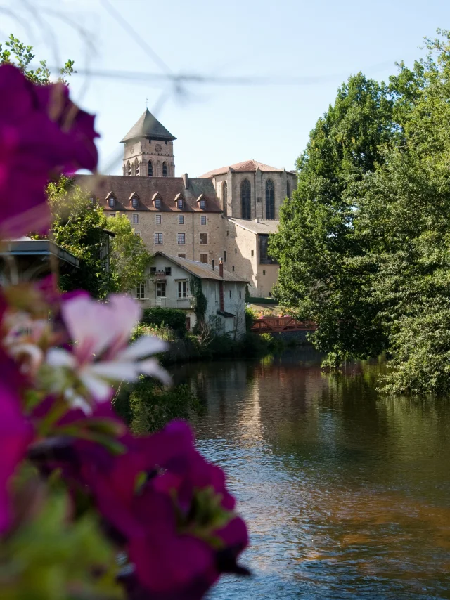 Vue sur la Vienne et la collégiale à Eymoutiers