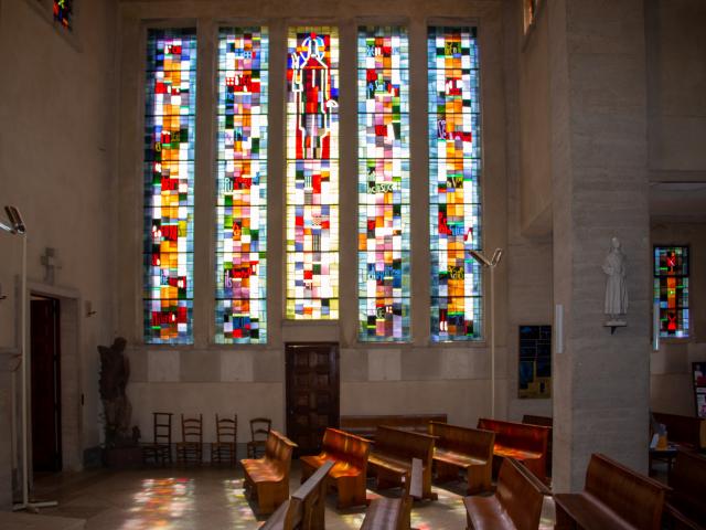 Jeux de lumière des vitraux dans l'église Saint-Martin à Oradour Sur Glane