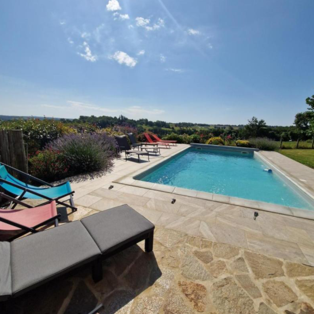 Piscine en plein air - Gite Fonbanoux à Lavignac