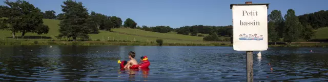 Fin d'après midi d'été à la plage de l'étang de Saint Germain Les Belles, Communauté de communes de Briance Sud Haute Vienne, Haute-Vienne, France,  le 9 août 2023