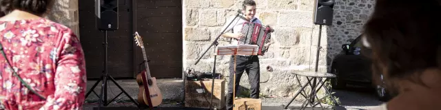 Concert de Mathilde, Compagnie la voix dans ma tête,  au Marché de Saint Genest Sur Roselle. Ce marché regroupe producteurs locaux, commerçants et animations, le dimanche matin à Saint Genest sur Roselle, Communauté de Communes Briance Sud Haute Vienne, Haute Vienne, France.  Août 2023.