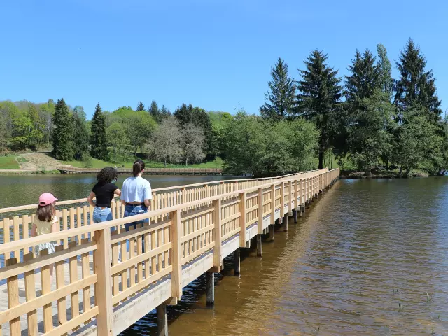 Passerelle Lac D'arfeuille Saint Yrieix