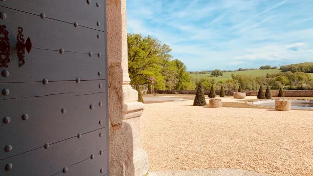 Vue sur la cour du château