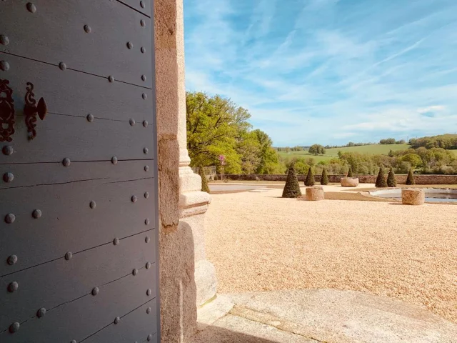 Vue sur la cour du château