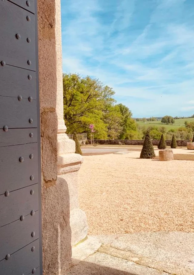 Vue sur la cour du château