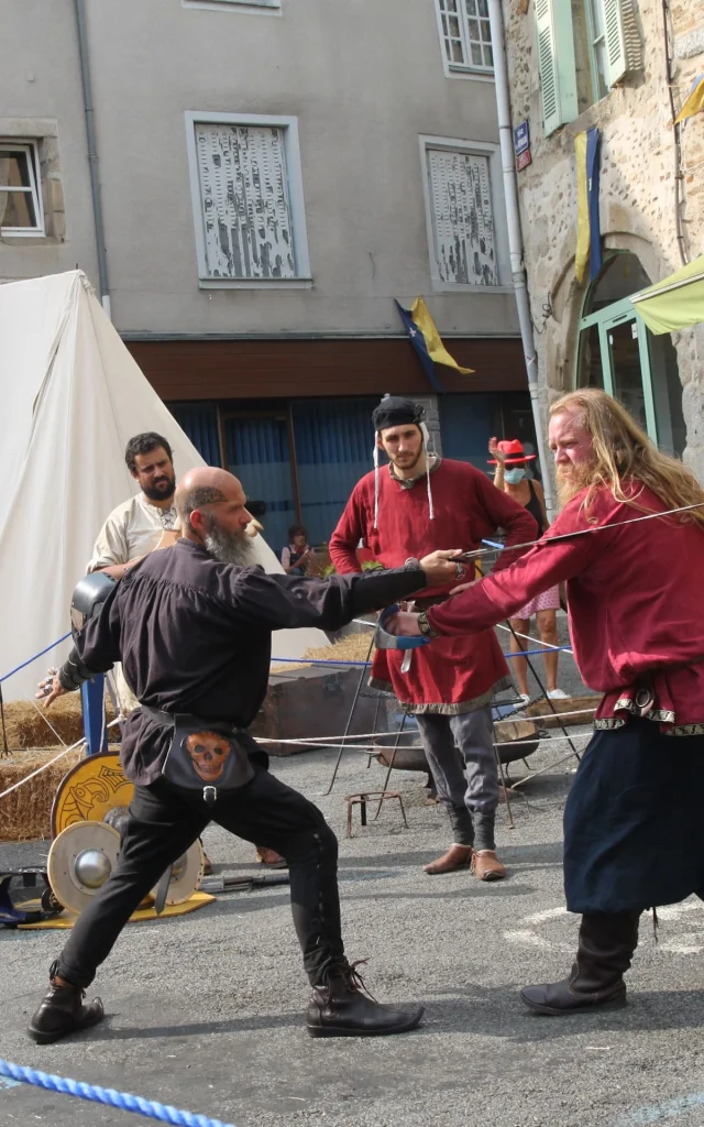 Démonstration de combats à la fête des Médiévales de Saint-Léonard de Noblat