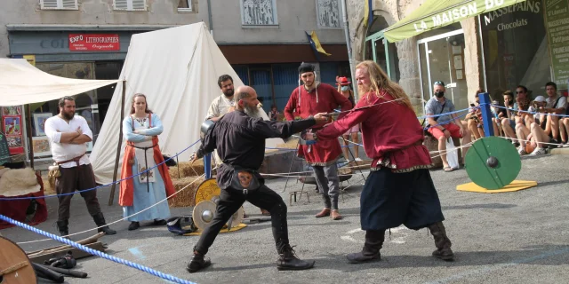 Démonstration de combats à la fête des Médiévales de Saint-Léonard de Noblat