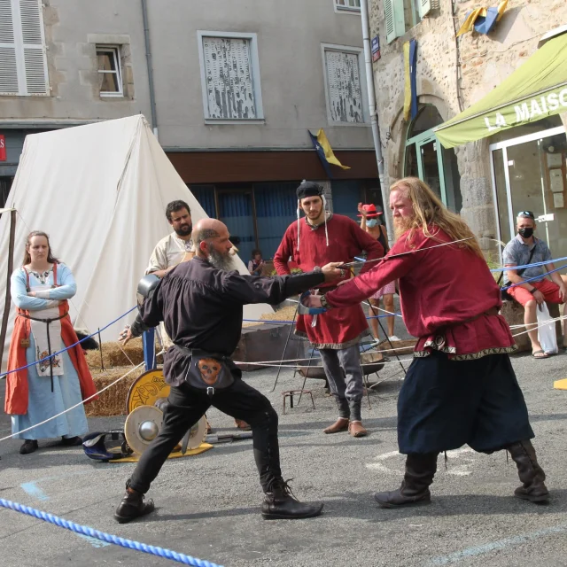 Démonstration de combats à la fête des Médiévales de Saint-Léonard de Noblat