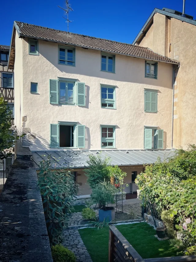 Vue de la maison des Allois côté jardin