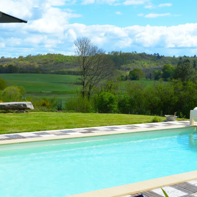 Piscine et nature verdoyante au gite Unalhome - Bussiere Galant