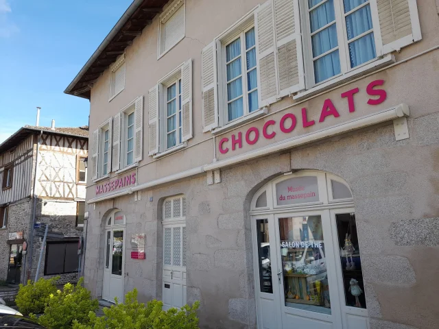 Salon De The Chocolaterie Coignac Et Musee Massepains A Saint Leonard De Noblatot Noblat