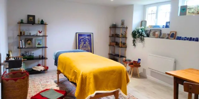 Séjour bien-être à Noël avec un massage ayurvédique chez Soleils Bleus à Saint-Priest-Ligoure