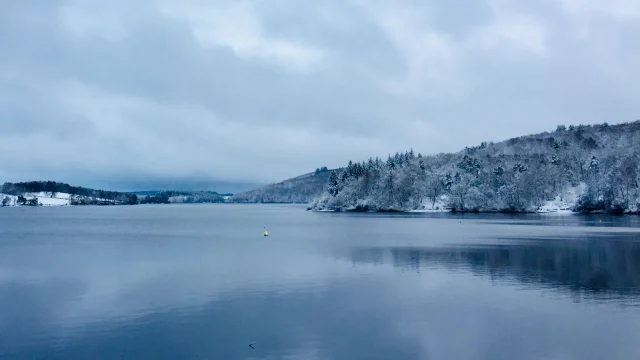 Vacances de Noël en Limousin - Le Lac de Vassivière en hiver et sous la neige