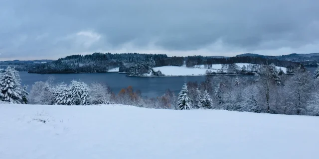 Vacances de Noël en Limousin - Le Lac de Vassivière et le PNR Millevaches en hiver et sous la neige