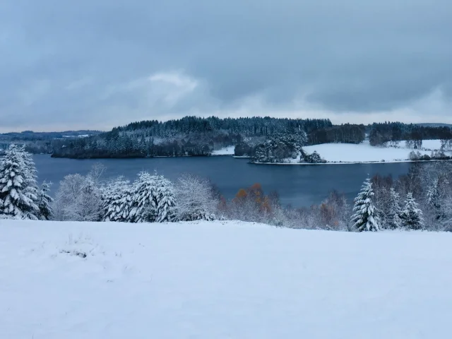 Vacances de Noël en Limousin - Le Lac de Vassivière et le PNR Millevaches en hiver et sous la neige