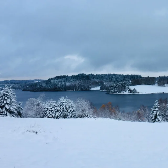 Vacances de Noël en Limousin - Le Lac de Vassivière et le PNR Millevaches en hiver et sous la neige