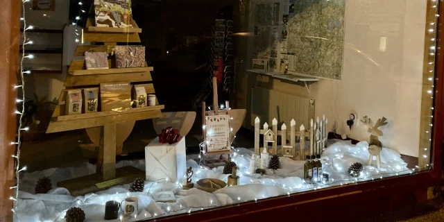 Vacances de Noël en Limousin - Vitrine de Noël de l'office de tourisme à Eymoutiers