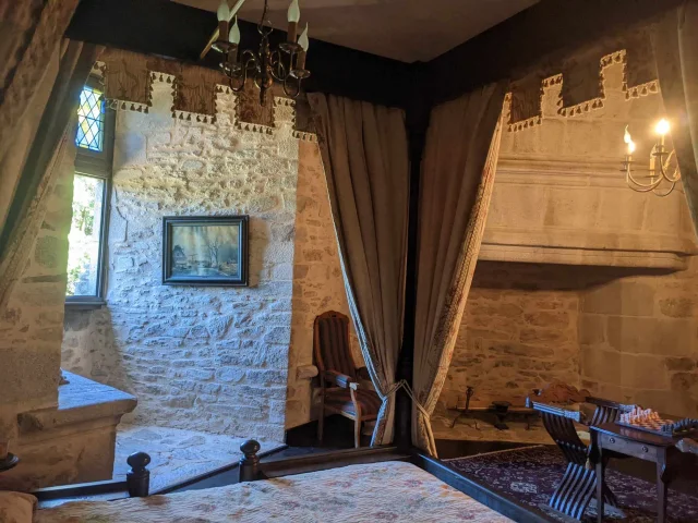 Chateau De Montbrun Interieur Chambre Clotilde Benni 1