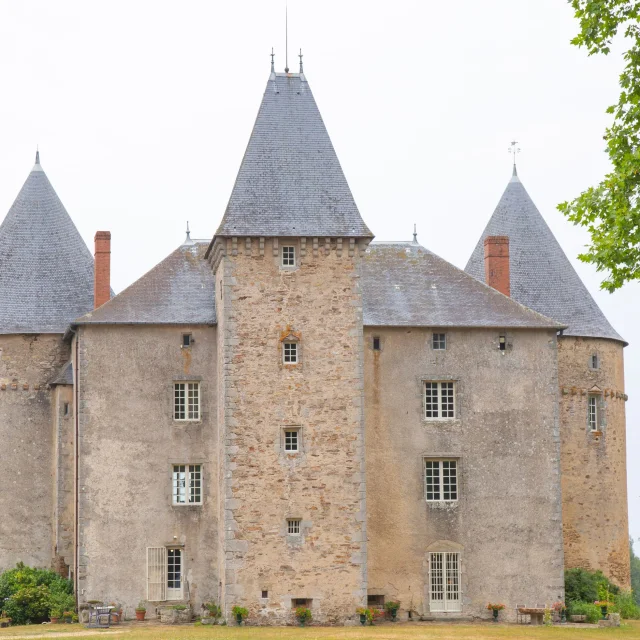 Le Chateau De Brie Sur La Route Richard Coeur De Lion En Limousinmaxime Authier