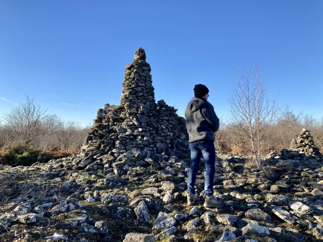 Le Tumulus De Quenouille Sur Les Hauteurs Du Lac De Vassiviere