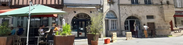 Place de la République à Saint-Léonard de Noblat