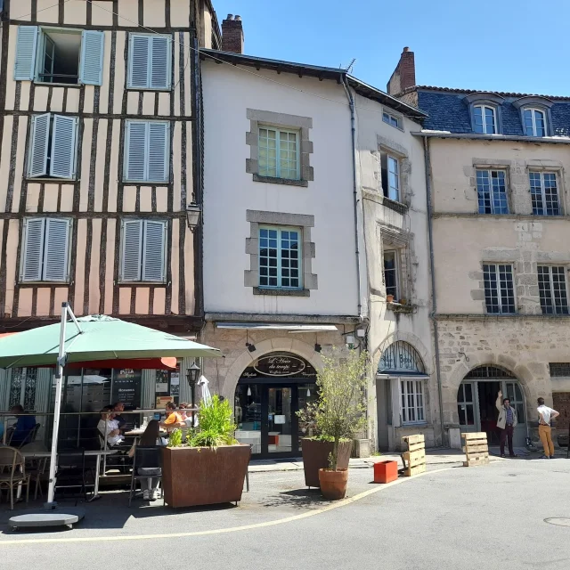 Place de la République à Saint-Léonard de Noblat