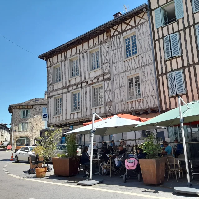 Place de la République à Saint-Léonard de Noblat