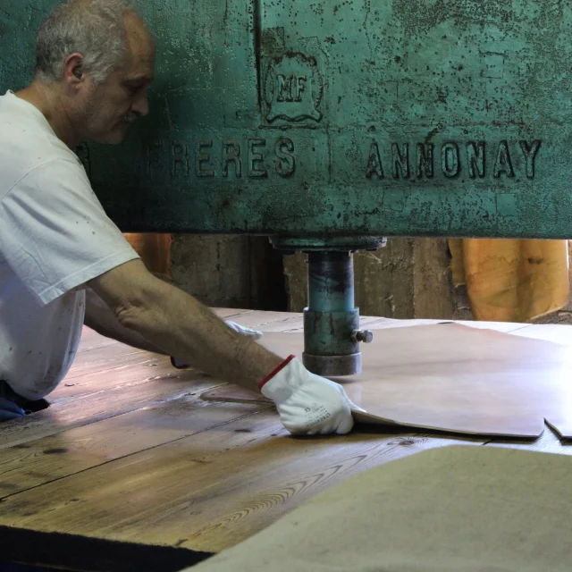 Le Savoir Faire Du Tannage A Lancienne Du Cuir Des Chaussures Weston A Saint Leonard De Noblatot Noblat