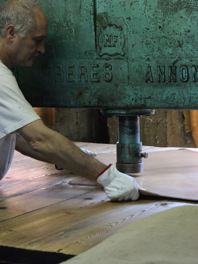 Le Savoir Faire Du Tannage A Lancienne Du Cuir Des Chaussures Weston A Saint Leonard De Noblatot Noblat